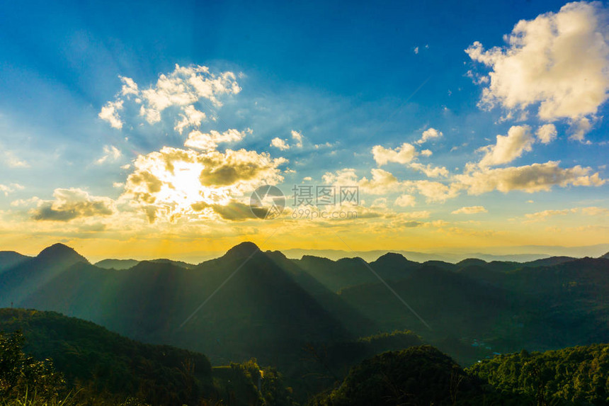 暑假的绿色风景山日落图片