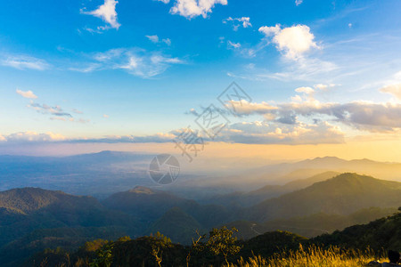 暑假的绿色风景山日落图片