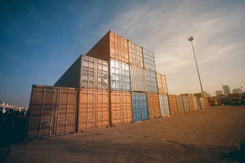 货物集装箱堆放在港口集装图片