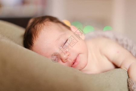 躺在毯子上的可爱小可爱婴儿图片