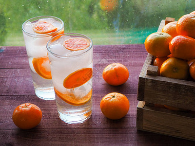 一杯含橘子和冰的解毒杯图片