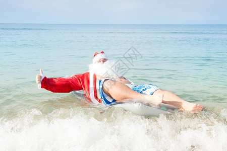 海洋里有趣的圣诞老人热图片