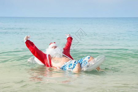 有趣的圣诞老人在海上图片
