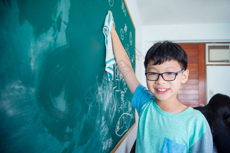 年轻的亚洲男学生擦背景图片