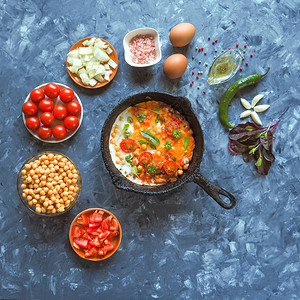 鸡蛋和西红柿夹在一块旧锅上蔬菜放在图片