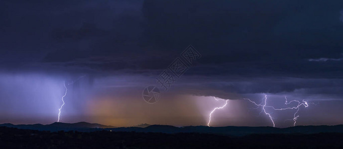 晚上在山上的强大雷暴的壮丽景色图片