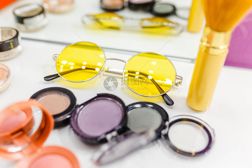 妇女化妆化妆和黄色亮光墨镜工具的顶图片