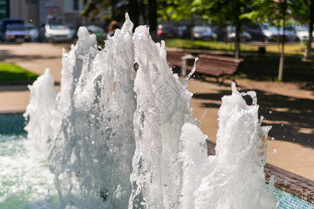 喷泉溅起水花城市的夏日时光图片