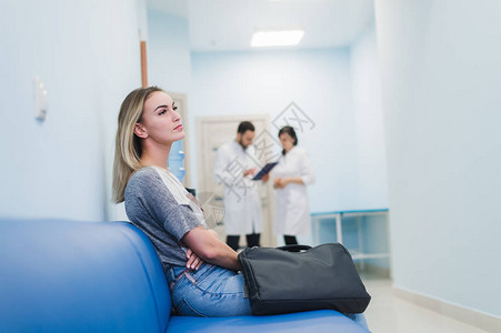 在医院等候的女病人图片