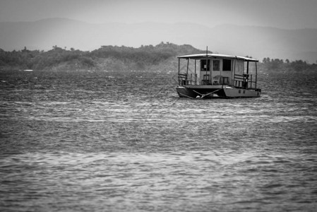 沿海岸线停泊在海上的孤图片