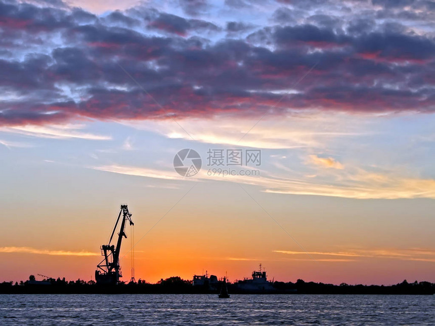 夜空背景美丽的高塔起重图片