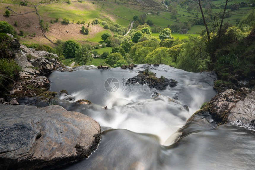 从威尔士的PistyllRhaeadr瀑布顶端流进山谷水图片