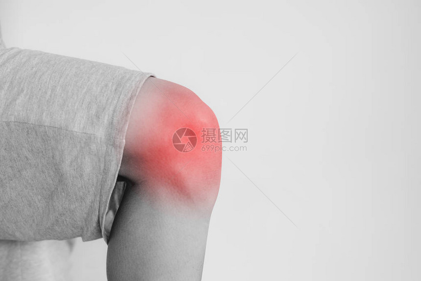 膝关节疼痛一个男人的膝盖疼图片
