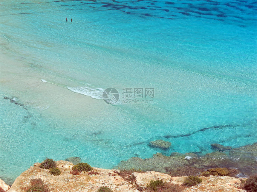 地中海的清澈海水沐浴着西图片