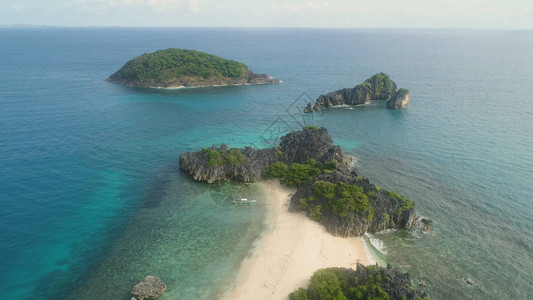 菲律宾卡拉莫安群岛珊瑚礁中蓝色泻湖的沙滩和绿松石水鸟瞰岛屿景观与背景图片
