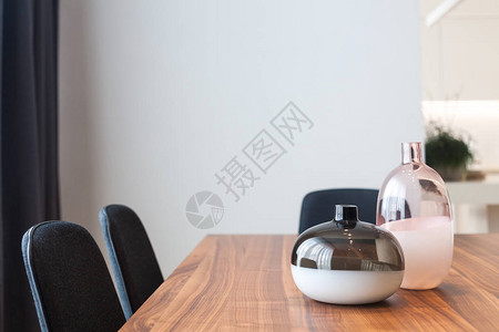 厨房木桌上的装饰玻璃花瓶图片