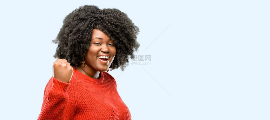 美丽的非洲女人快乐而兴奋地表达了胜利的姿态图片
