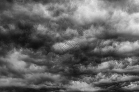 戏剧黑暗天空和云彩多云的天空背景雷暴雨前的黑色天空悲伤图片