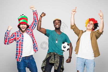三个体育球队的球迷庆祝胜利图片