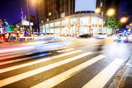 夜间在现代城市有斑马交叉路和健身背景图片