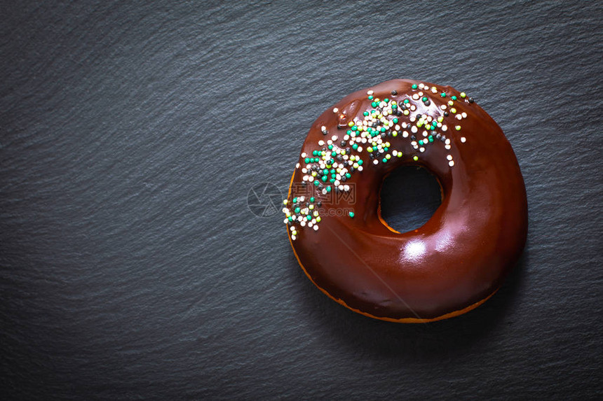 食品概念自制甜圈巧克力和五颜六色的起泡糖配料图片
