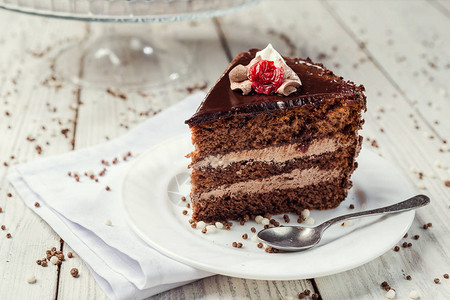 黑巧克力素食蛋糕配樱桃木背景图片