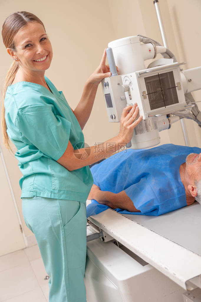 快乐的女医生帮助病人进行X光扫描图片