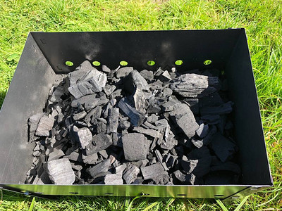 烤架上带灰的黑煤图片
