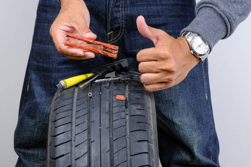 那个用修理包修平板车胎的男人轮胎插头修理无图片