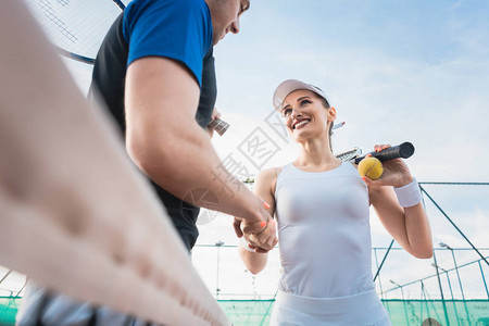 网球运动员男女赛后在网前握手图片