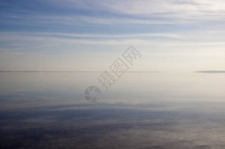 土耳其TuzGolu盐湖的水面图片