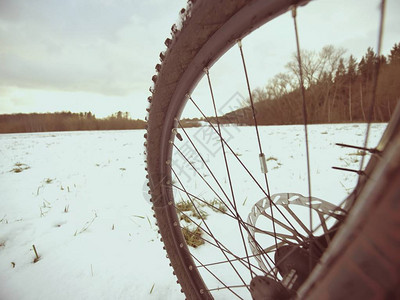 雪地里的极限比赛冬季冒险和极限自行车概念运动健图片