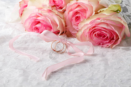 结婚戒指和粉红玫瑰图片