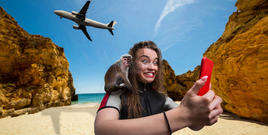 穿泳衣在海滩上打电话猴子坐在肩上飞机背面飞行图片