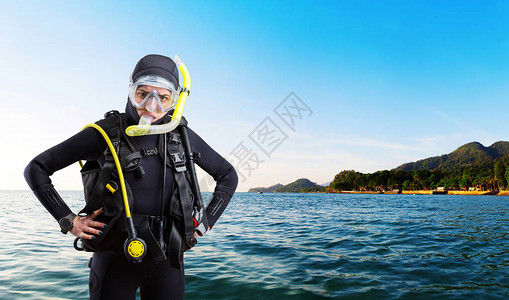湿衣和潜水装备中的女潜水员图片