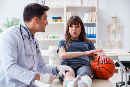 女篮球运动员受伤后看医生背景图片