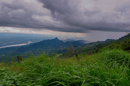 山上下着雨图片