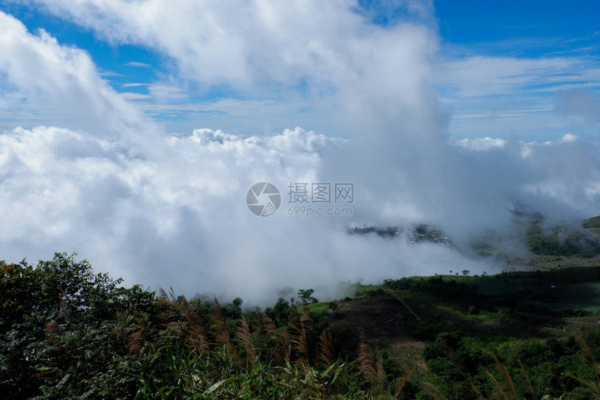 以山为背景的乡村场景图片