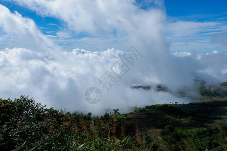 以山为背景的乡村场景图片