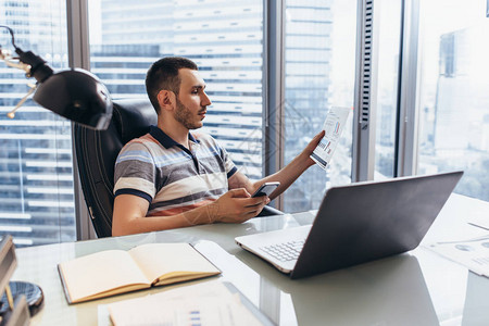 工作日的金融分析师在计算机上打字分析使用统计数据坐在工作场所对着窗户图片