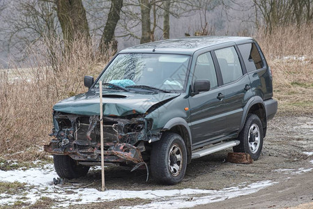 SUV车在坠毁后撞坏的蓝色汽车事故图片