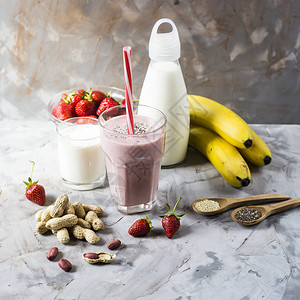 一杯草莓香蕉冰沙在其制备成分中草莓香蕉牛奶酸奶奇亚籽芝麻和花生图片