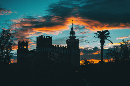 在西班牙巴塞罗那多彩的日落天空之上席乌达德拉图片