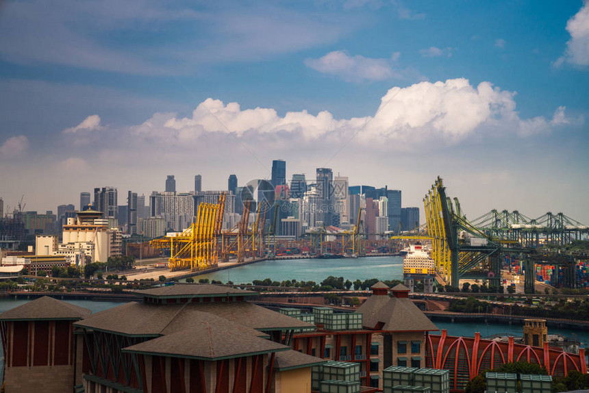 新加坡港口有新加坡城市背景图片