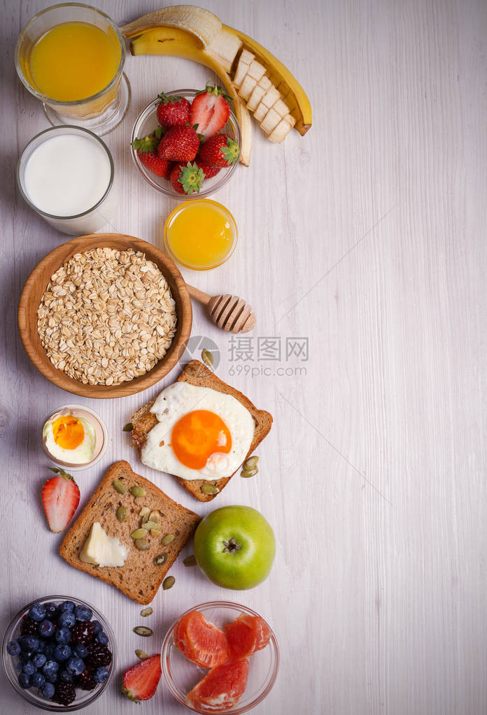 早餐供应咖啡橙汁燕麦片牛奶水果鸡蛋和烤面包均衡饮食早晨甜味和咸味餐图片