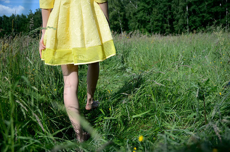 女赤脚在草地上行走年轻女子喜欢户外散步自然绿色图片