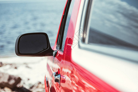 海边红色吉普车的汽车镜图片