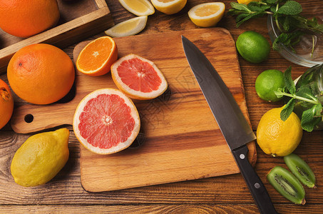 在木板上用利刃刀砍柑橘汁或自制柠檬水图片