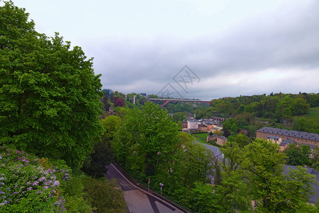 从顶视图看老城卢森堡城的惊人景观背景为夏洛特女大公桥春天阴卢森堡图片