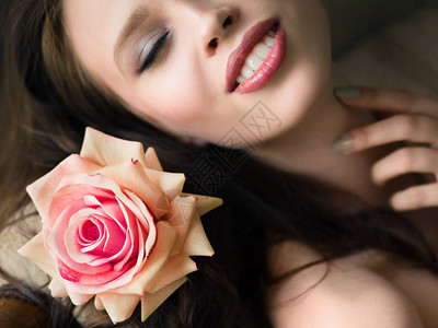 有玫瑰的漂亮女孩棕色快乐女孩的照片青年和皮肤护理的概念图片